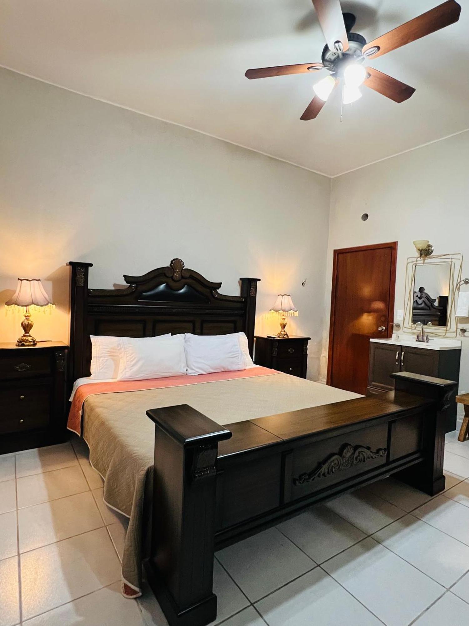 Hosteria Casa Marquez Леон Экстерьер фото